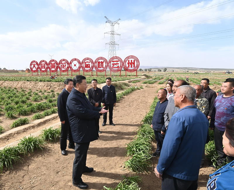 5月11日至12日,中共中央总书记、国家主席、中央军委主席习近平在山西考察。这是5月11日下午,习近平在大同市云州区有机黄花标准化种植基地,同正在劳作的村民们亲切交谈。新华社记者 李学仁 摄