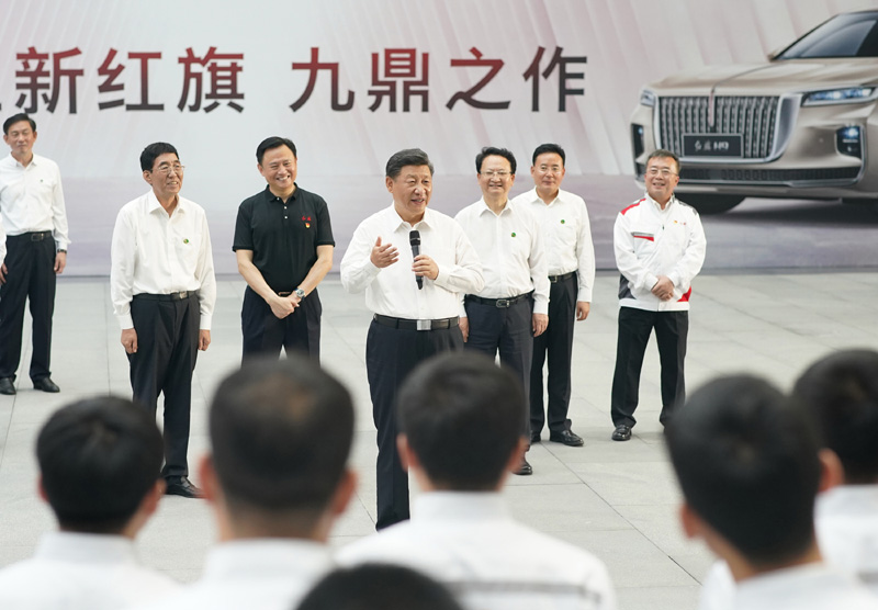 7月22日至24日,中共中央总书记、国家主席、中央军委主席习近平在吉林省考察。这是7月23日下午,习近平在长春市一汽集团研发总院,同职工代表亲切交流。新华社记者 王晔 摄