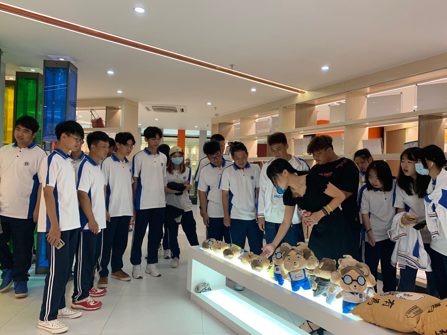 说明: E:\3图片资料\2020级入学教育-军训-三水校史馆照片\三水校史馆参观照片\微信图片_20201013103658.jpg 说明: E:\3图片资料\2020级入学教育-军训-三水校史馆照片\三水校史馆参观照片\微信图片_20201013103658.jpg