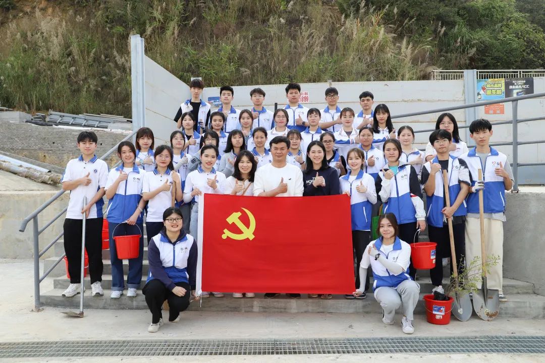 团委洪卫烈书记、严晓君老师、张欣老师带领与团学第二党支部的党员和青年团员大合照 leyu乐鱼中国体育官网供图.jpg
