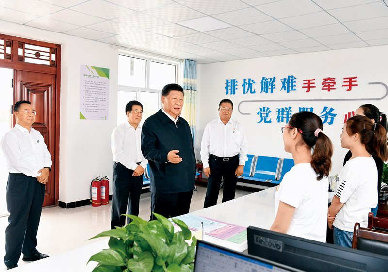 2019年8月19日至22日,中共中央总书记、国家主席、中央军委主席习近平在甘肃考察。这是21日上午,习近平在武威市古浪县黄花滩生态移民区富民新村党群服务中心考察。 新华社记者 谢环驰/摄