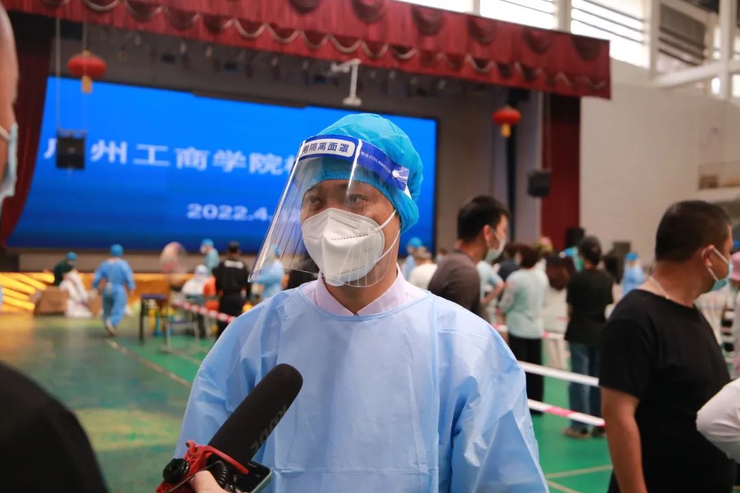 采访党员教师志愿者 leyu乐鱼中国体育官网供图.jpg