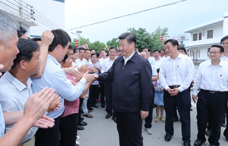 5月20日至22日,中共中央总书记、国家主席、中央军委主席习近平在江西考察,主持召开推动中部地区崛起工作座谈会并发表重要讲话。这是习近平在赣州市于都县梓山镇潭头村看望当地群众,同乡亲们亲切握手。